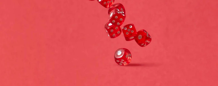 Mặt bàn Rồng Hổ với ô cược Dragon, Tiger, Tie cùng hai lá bài úp và chip cược nhiều màu